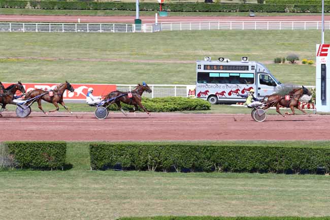 Photo d'arrivée de la course pmu PRIX DU MOULIN ROUGE à ENGHIEN le Samedi 8 juillet 2017