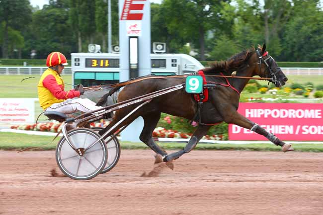 Photo d'arrivée de la course pmu PRIX DE VOUVRAY à ENGHIEN le Jeudi 27 juillet 2017