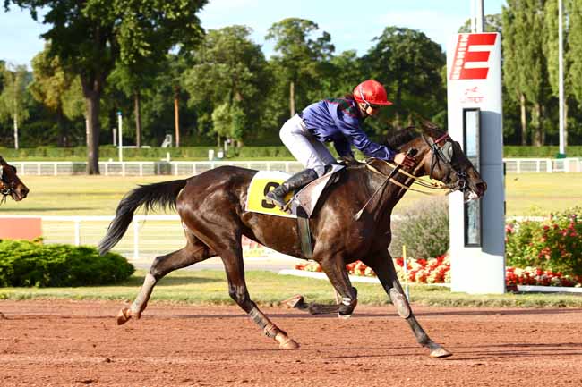 Photo d'arrivée de la course pmu PRIX DE CHARONNE à ENGHIEN le Dimanche 30 juillet 2017
