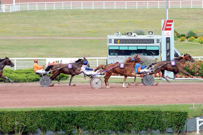 Photo d'arrivée de la course pmu PRIX D'UZES à ENGHIEN le Mercredi 2 août 2017