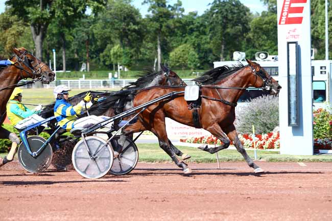 Photo d'arrivée de la course pmu PRIX HENRI CRAVOISIER à ENGHIEN le Dimanche 6 août 2017