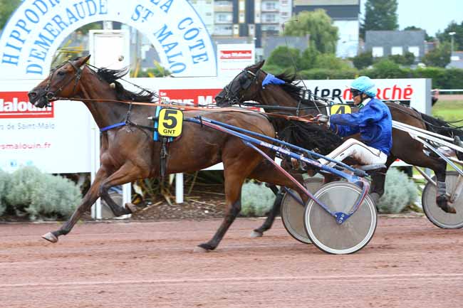 Photo d'arrivée de la course pmu GRAND NATIONAL DU TROT PARIS-TURF à SAINT MALO le Mercredi 9 août 2017
