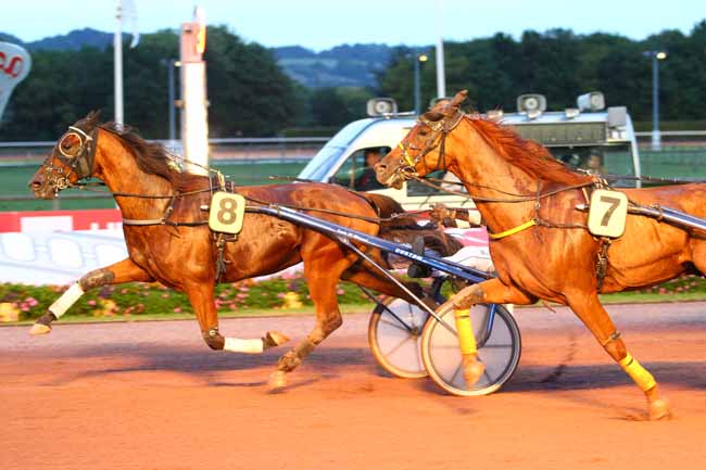 Photo d'arrivée de la course pmu PRIX CONSEIL DES CHEVAUX DE NORMANDIE à CABOURG le Vendredi 11 août 2017