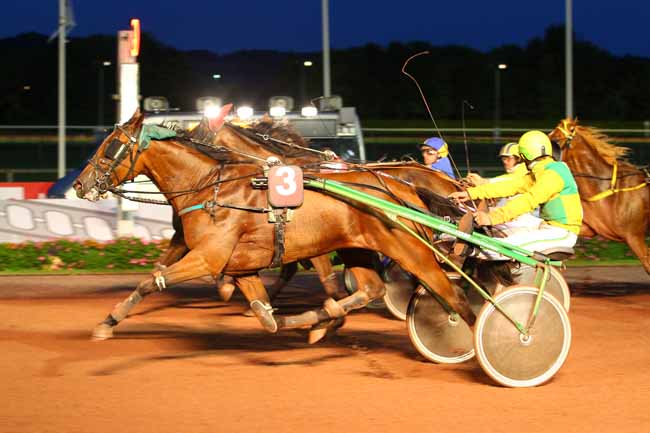 Photo d'arrivée de la course pmu PRIX DES LISERONS à CABOURG le Vendredi 11 août 2017