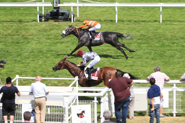 Photo d'arrivée de la course pmu PRIX DU PAYS D'AUGE à CLAIREFONTAINE le Lundi 14 août 2017
