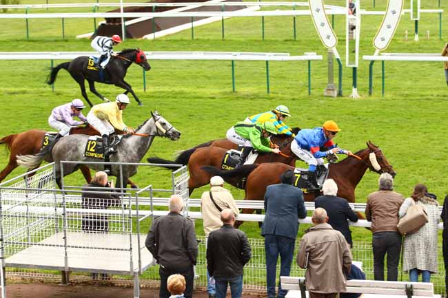 Photo d'arrivée de la course pmu PRIX CARREFOUR DE L'ARMISTICE à COMPIEGNE le Jeudi 28 septembre 2017