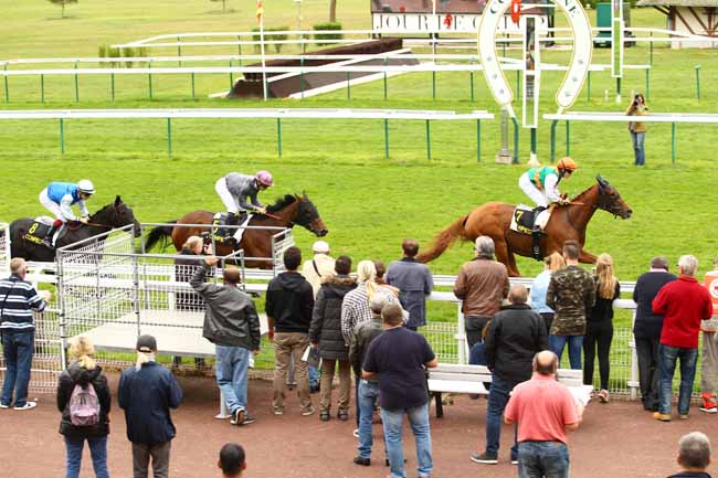Photo d'arrivée de la course pmu PRIX DES RUINES DE CHAMPLIEU à COMPIEGNE le Jeudi 28 septembre 2017