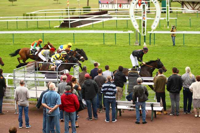 Photo d'arrivée de la course pmu PRIX DE LA VALLEE DE L'AUTOMNE à COMPIEGNE le Jeudi 28 septembre 2017