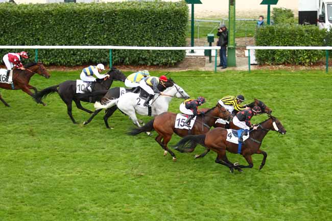 Photo d'arrivée de la course pmu PRIX DE LA BORNE BLANCHE à CHANTILLY le Samedi 7 octobre 2017