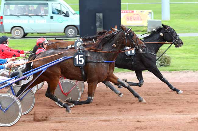 Photo d'arrivée de la course pmu PRIX DU CREDIT MUTUEL à FEURS le Lundi 9 octobre 2017