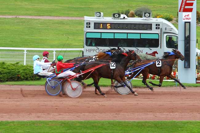 Photo d'arrivée de la course pmu PRIX DU PALAIS ROYAL à ENGHIEN le Lundi 23 octobre 2017
