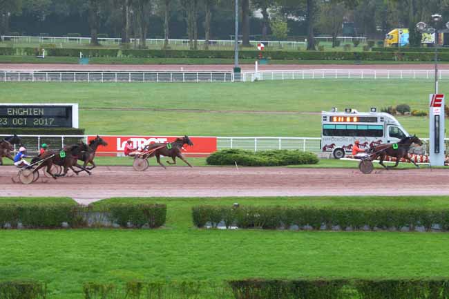 Photo d'arrivée de la course pmu PRIX DE LA PLACE SAINT-CHARLES à ENGHIEN le Lundi 23 octobre 2017