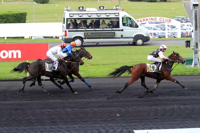 Photo d'arrivée de la course pmu PRIX D'HIESVILLE à PARIS-VINCENNES le Lundi 13 novembre 2017