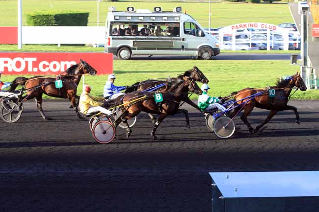 Photo d'arrivée de la course pmu PRIX DE CASTELSARRASIN à PARIS-VINCENNES le Lundi 13 novembre 2017