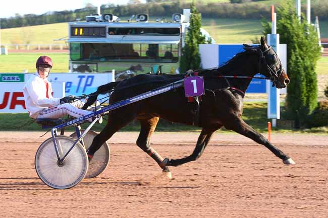 Photo d'arrivée de la course pmu PRIX CAFE DU COMMERCE DE FORGES-LES-EAUX à MAUQUENCHY le Mercredi 22 novembre 2017