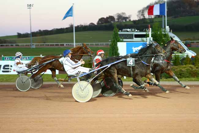 Photo d'arrivée de la course pmu PRIX ANDRE PERDRIX (GR A) à MAUQUENCHY le Mercredi 22 novembre 2017