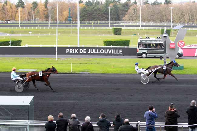 Photo d'arrivée de la course pmu PRIX DE JULLOUVILLE à PARIS-VINCENNES le Jeudi 23 novembre 2017