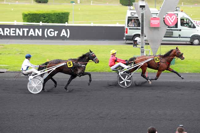 Photo d'arrivée de la course pmu PRIX DE CARENTAN (GR A) à PARIS-VINCENNES le Jeudi 23 novembre 2017