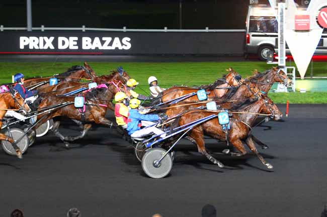 Photo d'arrivée de la course pmu PRIX DE BAZAS à PARIS-VINCENNES le Samedi 25 novembre 2017