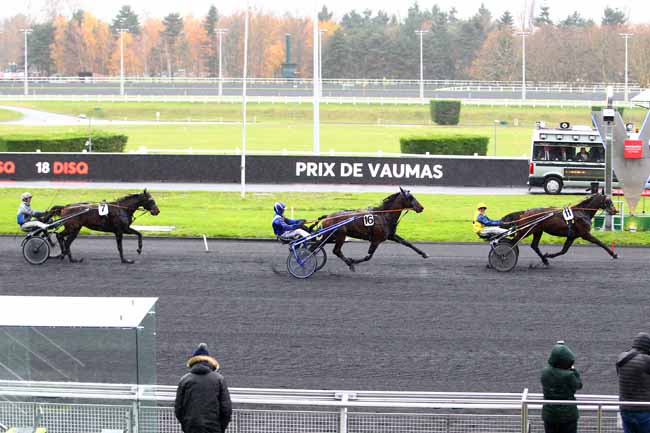 Photo d'arrivée de la course pmu PRIX DE VAUMAS à PARIS-VINCENNES le Lundi 27 novembre 2017