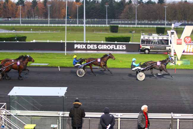 Photo d'arrivée de la course pmu PRIX DES GIROFLEES à PARIS-VINCENNES le Lundi 27 novembre 2017