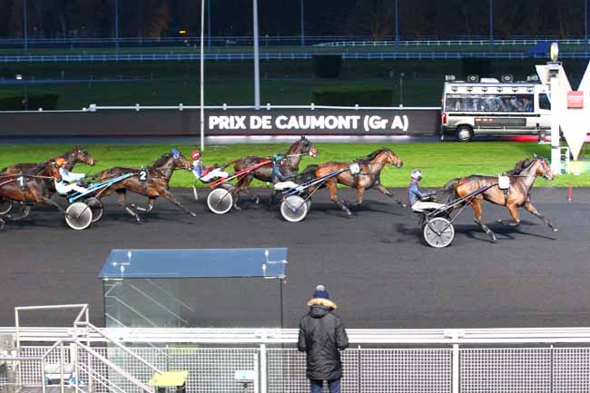 Photo d'arrivée de la course pmu PRIX DE CAUMONT (GR A) à PARIS-VINCENNES le Lundi 27 novembre 2017