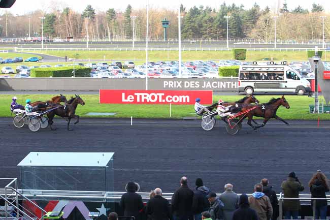 Photo d'arrivée de la course pmu PRIX DES JACINTHES à PARIS-VINCENNES le Dimanche 10 décembre 2017
