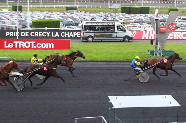 Photo d'arrivée de la course pmu PRIX DE CRECY-LA-CHAPELLE à PARIS-VINCENNES le Dimanche 10 décembre 2017
