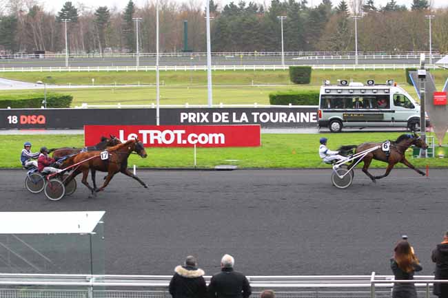Photo d'arrivée de la course pmu PRIX DE LA TOURAINE à PARIS-VINCENNES le Vendredi 15 décembre 2017
