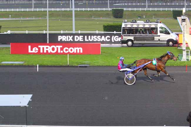 Photo d'arrivée de la course pmu PRIX DE LUSSAC (GR A) à PARIS-VINCENNES le Vendredi 15 décembre 2017