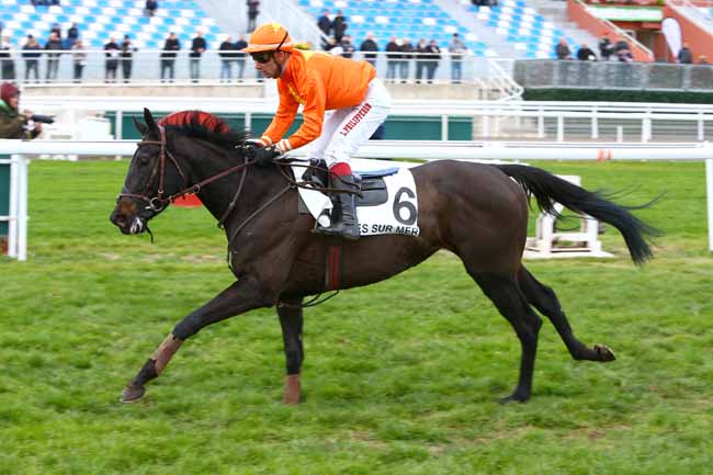 Photo d'arrivée de la course pmu PRIX DE CAMBRIDGE à CAGNES-SUR-MER le Lundi 18 décembre 2017