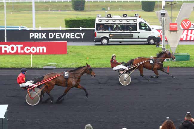 Photo d'arrivée de la course pmu PRIX D'EVRECY à PARIS-VINCENNES le Vendredi 22 décembre 2017
