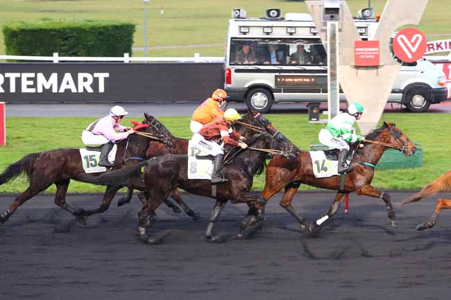 Photo d'arrivée de la course pmu PRIX DE MORTEMART à PARIS-VINCENNES le Vendredi 22 décembre 2017