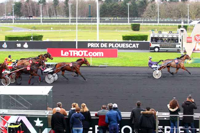 Photo d'arrivée de la course pmu PRIX DE PLOUESCAT à PARIS-VINCENNES le Samedi 23 décembre 2017