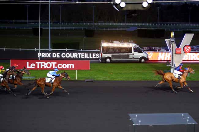 Photo d'arrivée de la course pmu PRIX DE COURTEILLES à PARIS-VINCENNES le Samedi 23 décembre 2017