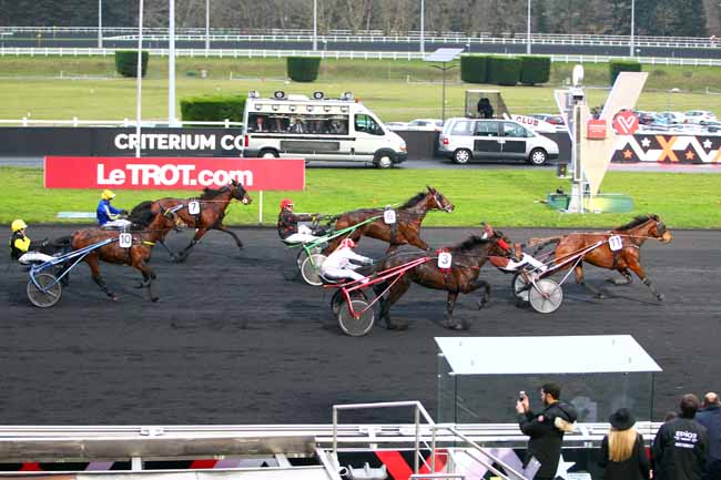 Photo d'arrivée de la course pmu CRITERIUM CONTINENTAL à PARIS-VINCENNES le Dimanche 24 décembre 2017