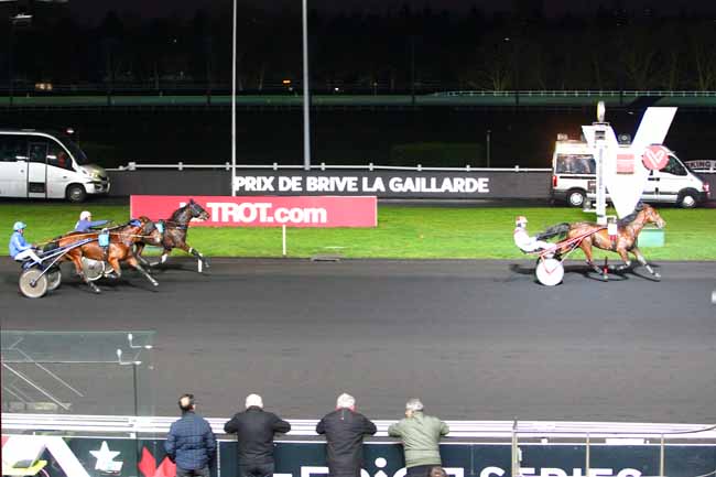 Photo d'arrivée de la course pmu PRIX DE BRIVE-LA-GAILLARDE à PARIS-VINCENNES le Dimanche 24 décembre 2017