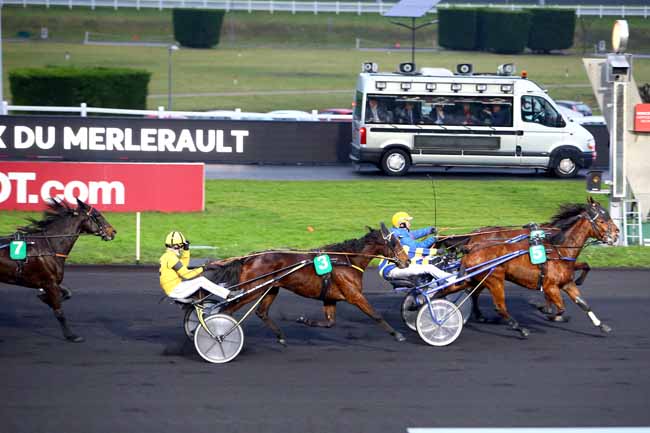 Photo d'arrivée de la course pmu PRIX DU MERLERAULT à PARIS-VINCENNES le Lundi 25 décembre 2017