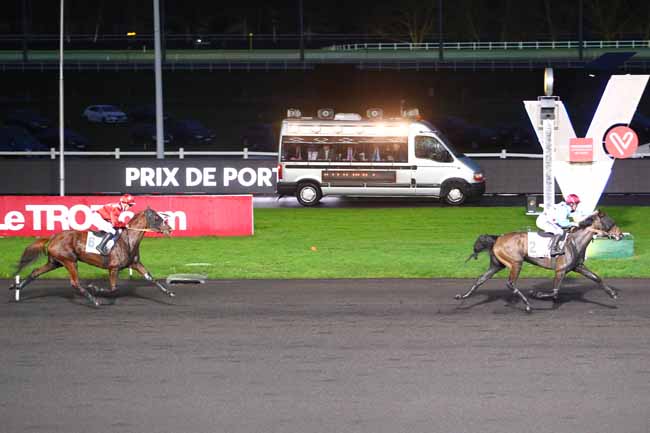 Photo d'arrivée de la course pmu PRIX DE PORTBAIL à PARIS-VINCENNES le Dimanche 31 décembre 2017