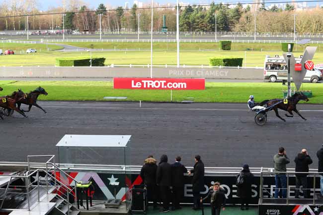 Photo d'arrivée de la course pmu PRIX DE CLAMECY à PARIS-VINCENNES le Lundi 1 janvier 2018