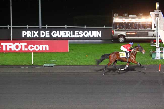 Photo d'arrivée de la course pmu PRIX DE GUERLESQUIN à PARIS-VINCENNES le Jeudi 4 janvier 2018