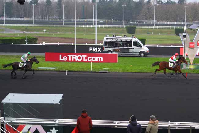 Photo d'arrivée de la course pmu PRIX DE BOLLENE à PARIS-VINCENNES le Vendredi 12 janvier 2018
