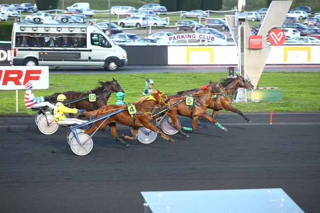 Photo d'arrivée de la course pmu PRIX D'HYERES à PARIS-VINCENNES le Dimanche 18 février 2018
