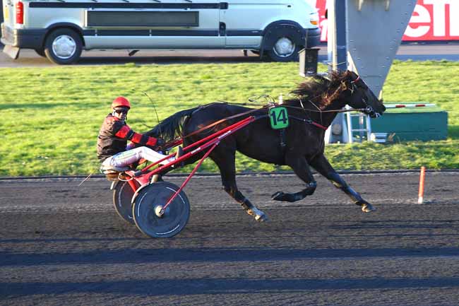 Photo d'arrivée de la course pmu PRIX DE PONT-L'EVEQUE à PARIS-VINCENNES le Jeudi 22 février 2018