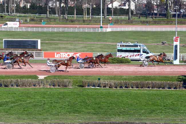 Photo d'arrivée de la course pmu PRIX DE SAINT-PIERRE-LA-COUR à ENGHIEN le Vendredi 23 février 2018
