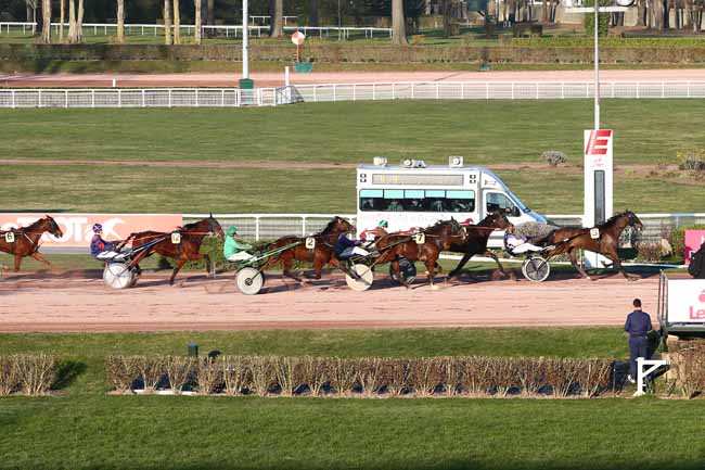 Photo d'arrivée de la course pmu PRIX DE BEMECOURT à ENGHIEN le Samedi 24 février 2018