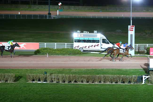 Photo d'arrivée de la course pmu PRIX DE POUGUES-LES-EAUX à ENGHIEN le Samedi 24 février 2018