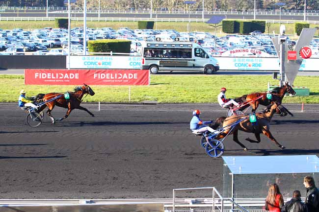 Photo d'arrivée de la course pmu PRIX DE MONFLANQUIN à PARIS-VINCENNES le Dimanche 25 février 2018