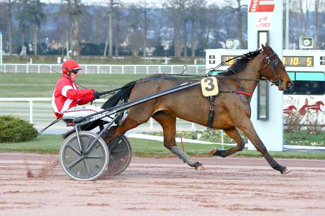 Photo d'arrivée de la course pmu PRIX QUICK WILLIAMS à ENGHIEN le Lundi 26 février 2018