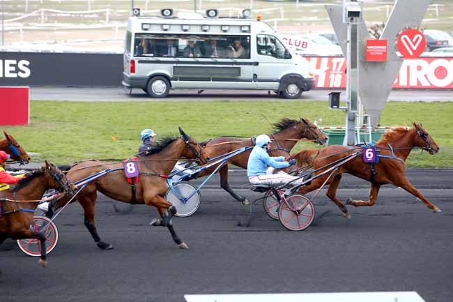 Photo d'arrivée de la course pmu PRIX DE TIGNES à PARIS-VINCENNES le Jeudi 1 mars 2018